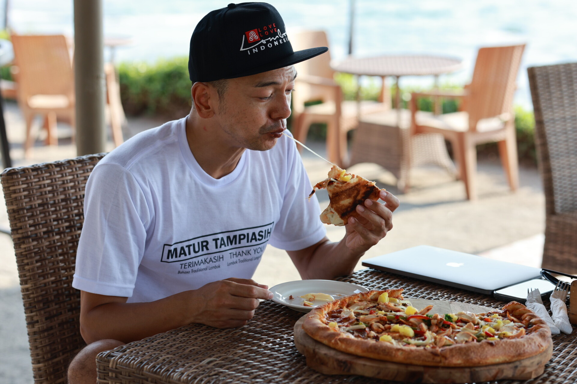 ピザを食べる男性