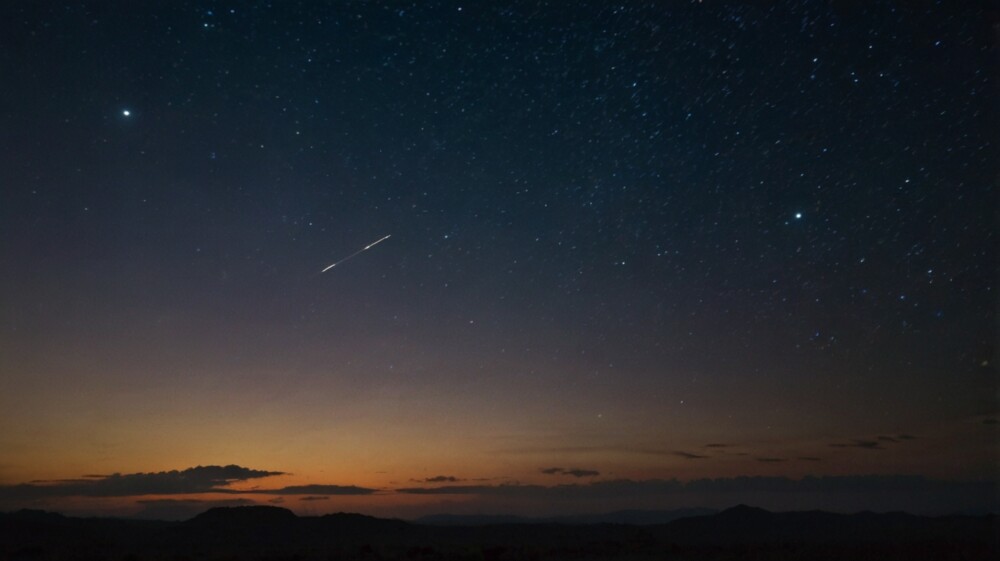 早朝の空に煌めく星