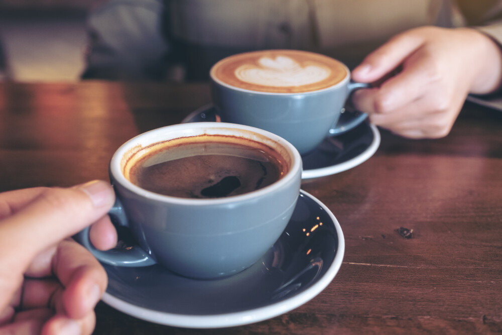 コーヒーを飲み交わす