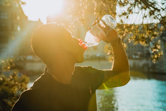 水を飲む男性